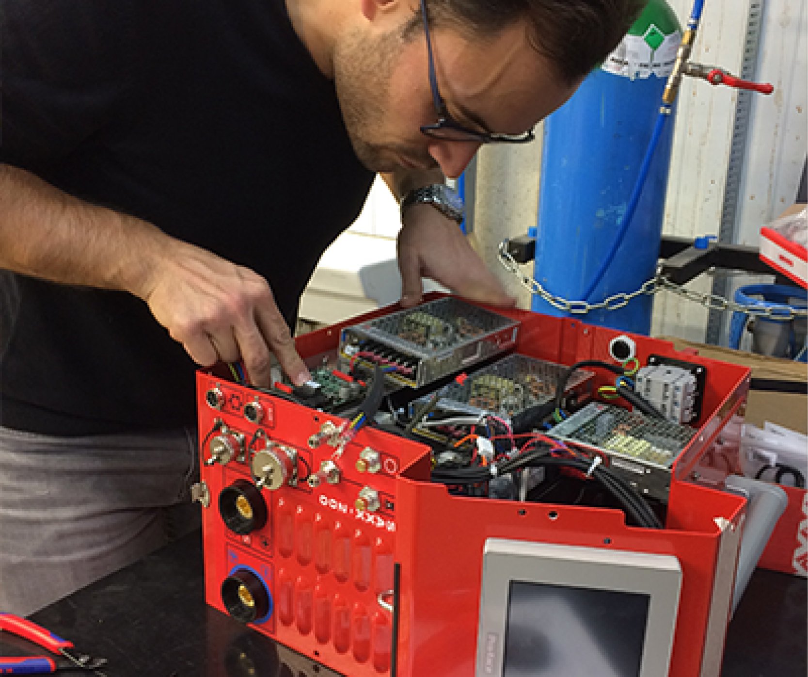 How many axes on a welding power supply?